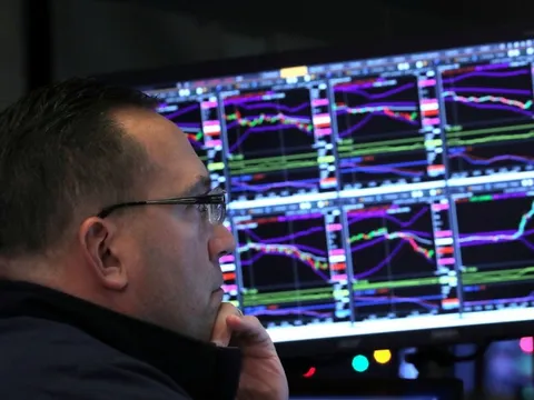 Đọc nhanh 11-3: Giá dầu sụt về 83 USD, chứng khoán châu Á tăng, khả năng VN-Index diễn biến ra sao?