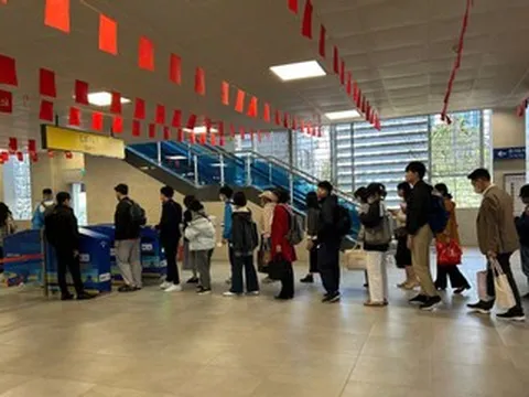 Xăng tăng giá liên tục, người Hà Nội bỏ xe cá nhân, ùn ùn đi tàu điện