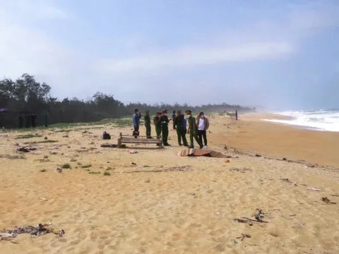 Phát hiện 2 thi thể nam giới trôi dạt vào bờ biển Quảng Ngãi