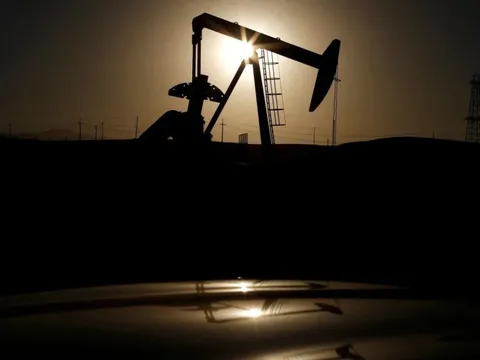 Bất chấp xả kho kỷ lục, giá dầu vẫn vọt lên gần 100 USD/thùng