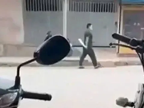 Bất ngờ lao vào chém trọng thương người uống cà phê rồi cầm dao "đi dạo" trên đường