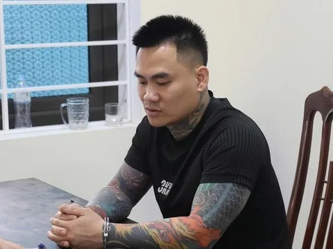 Bắt đối tượng cầm dao đi "bát phố" rồi xông vào quán cà phê chém người