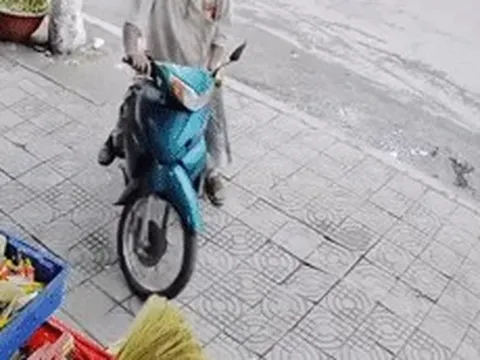 Clip vỉa hè bất ngờ sụp trước cửa hàng, người đàn ông thoát nạn trong gang tấc