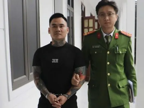 Đi bộ ngang quán cà phê, người đàn ông cầm dao xông vào chém người