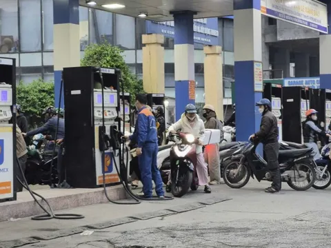 Xăng RON95 giảm gần 4.000 đồng/lít, dầu hỏa giảm gần 8.000 đồng/lít