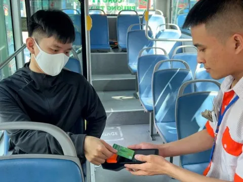 Thí điểm không in vé giấy trên 16 tuyến xe buýt, hành khách đi lại thế nào?