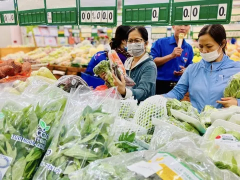 Xăng tăng nóng, siêu thị tung ưu đãi 'neo' giá bữa cơm gia đình