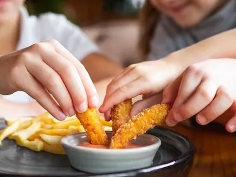 Trẻ ăn nhiều thực phẩm siêu chế biến dễ lo âu, hiếu động?