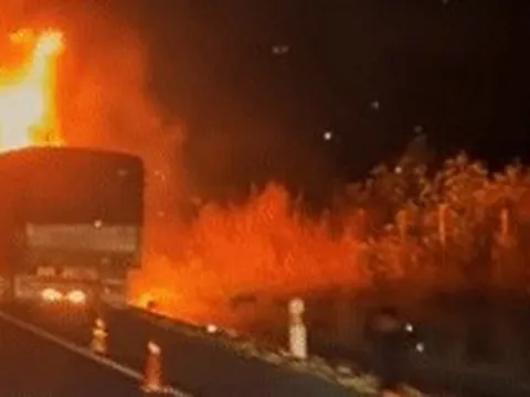 Xe tải đang chạy bất ngờ bốc cháy dữ dội trên cao tốc