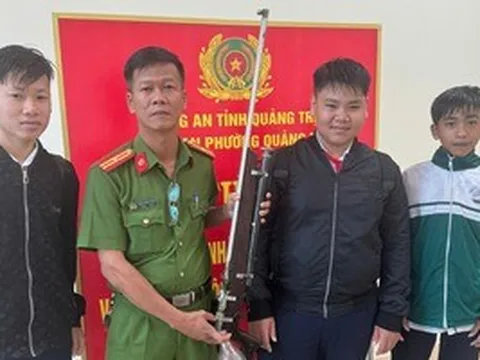 Nhặt được "vật lạ" tại đoạn đường vắng, nhóm nam sinh lập tức giao nộp