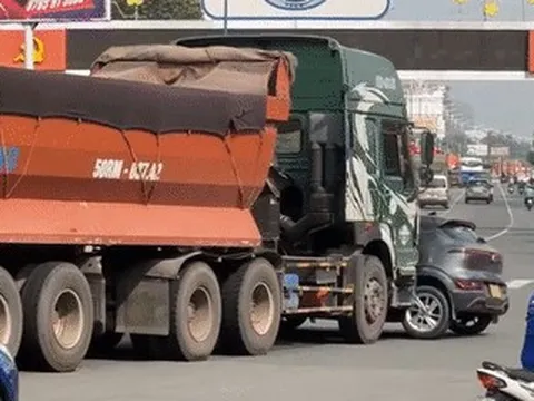 Thót tim cảnh xe đầu kéo ủi ô tô điện cả chục mét giữa vòng xoay ở TPHCM