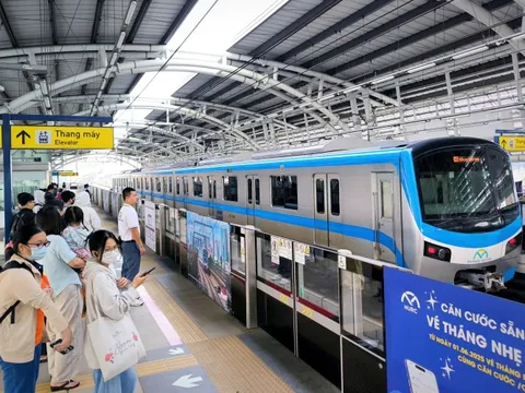 Khách đi metro số 1 tăng gần 25% sau khi xăng tăng giá