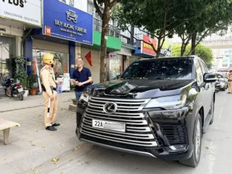 Tài xế chây ì đỗ nơi có biển cấm ở Hà Nội, CSGT xử lý cả Lexus LX600 và xe lu