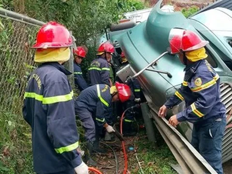 Giải cứu tài xế mắc kẹt trong cabin xe đầu kéo sau tai nạn trên cao tốc