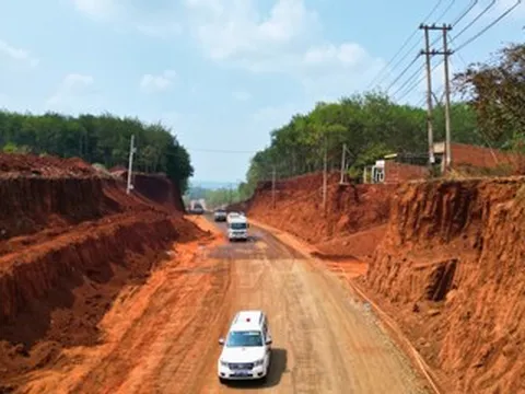 Nhà cheo leo trên vách đất vì làm đường: Đồng Nai yêu cầu chủ đầu tư xin lỗi dân