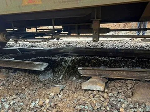 Tàu hàng trật bánh khi qua đèo Hải Vân, đường sắt Bắc - Nam gián đoạn