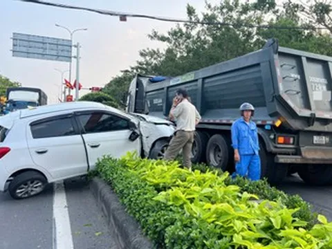 Xe ben ‘ủi’ ô tô văng lên dải phân cách nhiều người hoảng sợ