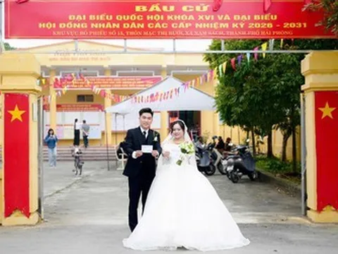 Cô dâu, chú rể cùng đi bỏ phiếu ngay trong ngày cưới