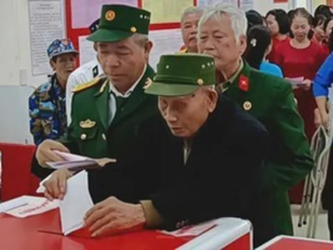 Cử tri 103 tuổi đi bỏ phiếu từ cuộc bầu cử đầu tiên năm 1946 tới nay