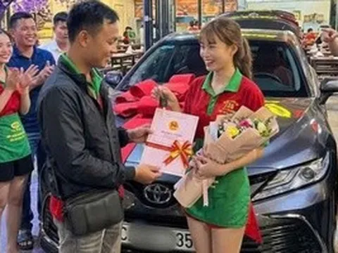 Nam nhân viên trúng độc đắc 18 tỉ đồng tiếp tục gây bất ngờ khi tặng ô tô cho em gái chủ quán