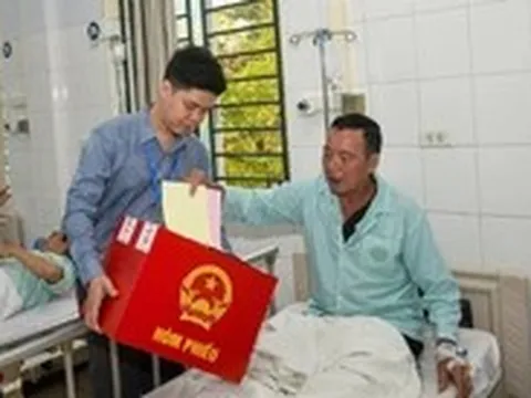 Thùng phiếu đến tận giường bệnh: Xúc động những lá phiếu ngày bầu cử
