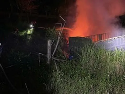 Xe đầu kéo lao xuống vệ đường bốc cháy dữ dội trên Quốc lộ 1, tài xế tử vong tại chỗ