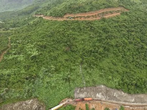 Đá tiếp tục rơi trên đèo Hải Vân, đường sắt tạm dừng chạy tàu