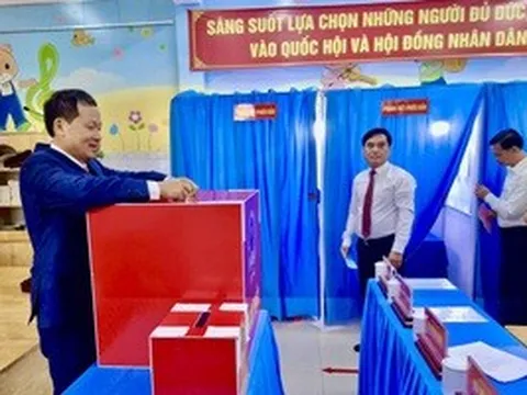 Hình ảnh Bí thư Tỉnh ủy Đồng Nai Vũ Hồng Văn dự khai mạc và bỏ phiếu bầu cử tại phường Trấn Biên