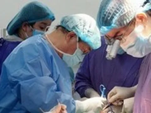 Cha và con chung tay một ca mổ đặc biệt