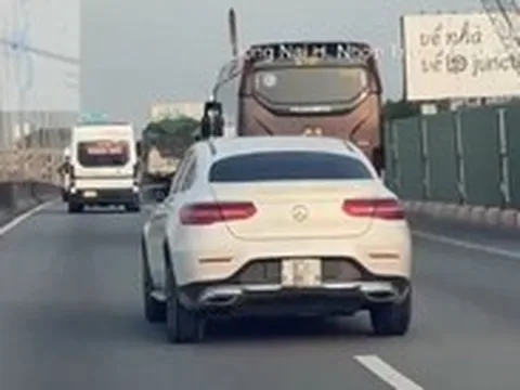 Hàng chục ô tô chạy trên cao tốc TP.HCM - Long Thành không bật xi nhan khi chuyển làn bị xử lý