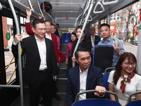 Hà Nội hành động để 'kéo' người dân đi xe buýt, tàu điện