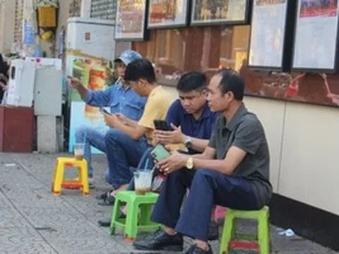 Cà phê vỉa hè - “phòng khách” của nhiều người ở TPHCM