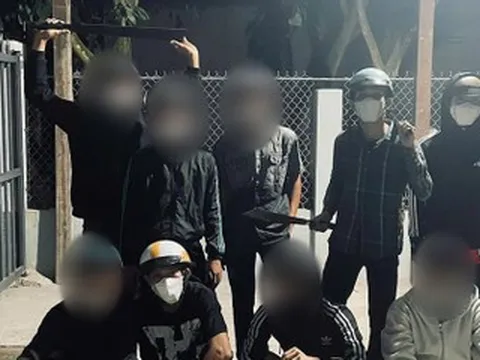 Nhóm thanh niên vô cớ chém người rồi chụp hình 'lưu niệm'