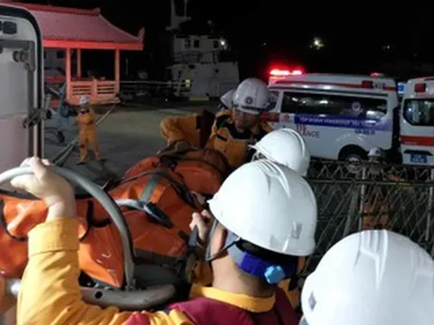 Xuyên đêm vượt sóng dữ, đưa bệnh nhân nguy kịch từ đảo Cù Lao Chàm vào đất liền