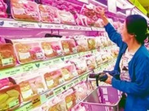 Bán lẻ 'khóa giá' hàng thiết yếu, giảm áp lực từ giá xăng dầu