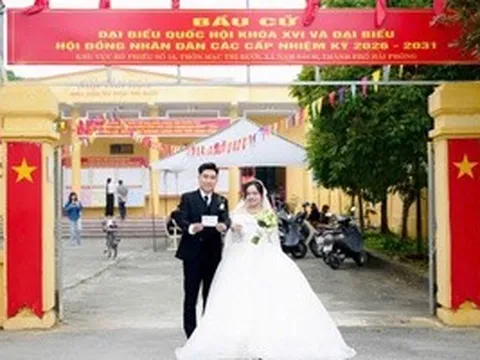Cô dâu, chú rể mặc áo cưới đi bầu cử