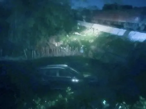 Băng qua đường sắt, xe ô tô bị tàu hỏa tông văng xuống mương nước