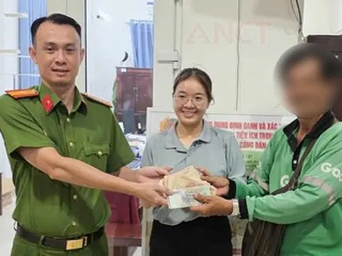 Công an trích xuất camera, tìm lại 131 triệu đồng cho cô gái đánh rơi trên đường