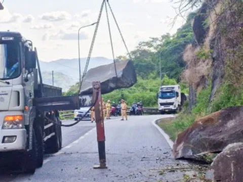 Hạ tảng đá 'khủng' chênh vênh trên đèo Bảo Lộc