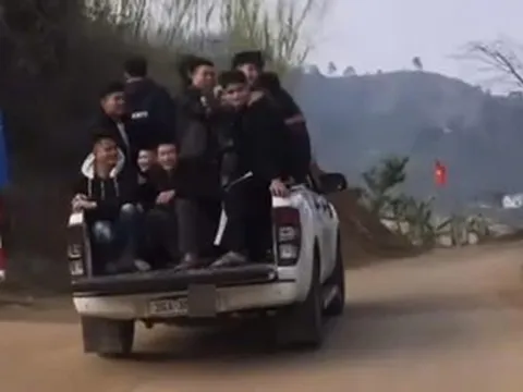 Chở gần 10 người trên thùng xe bán tải, tài xế bị xử phạt