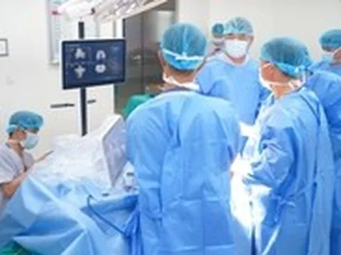 Dùng robot phẫu thuật thay khớp gối giúp người bệnh có thể tập đi lại sau 24 giờ