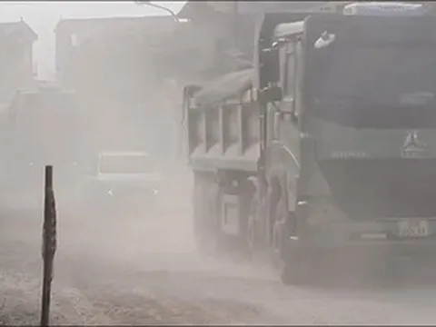 Cảnh tượng mù mịt như giữa sa mạc trên đoạn đường hơn 1km ở Hà Nội