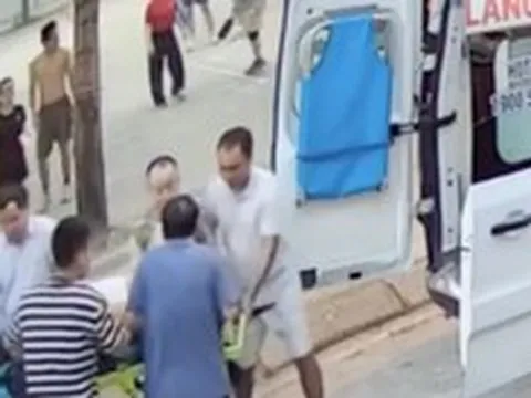 Hai bác sĩ cứu người đàn ông đột quỵ ở sân bóng chuyền