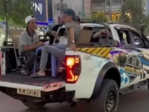 Xác minh clip nhóm người ngồi ăn uống sau xe bán tải đang chạy