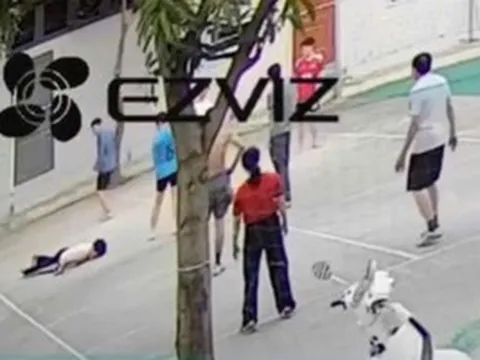 VIDEO: Đang đánh bóng chuyền, người đàn ông gục xuống sân nằm bất động