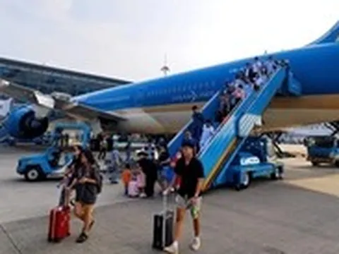 Hãng bay tính giảm tần suất vì chi phí leo thang