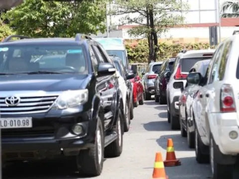 Chuyển đổi sang xe điện: Kinh nghiệm 'củ cà rốt và cây gậy' của Trung Quốc