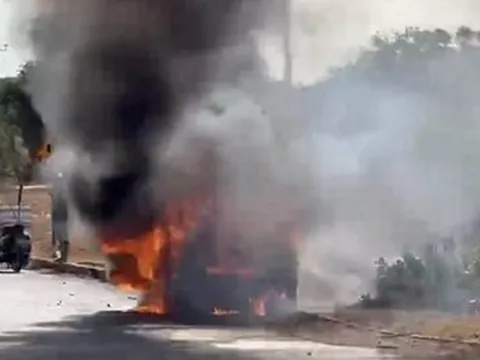 Ô tô 5 chỗ bất ngờ cháy ngùn ngụt giữa đường