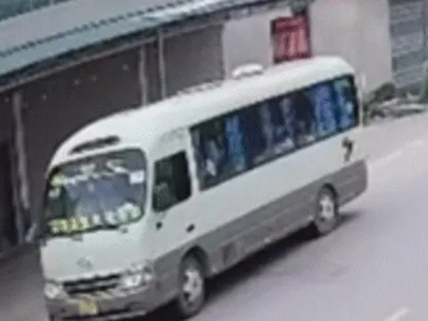 Ô tô chở hàng chục học sinh bị xe tải tông, đẩy xa 30m