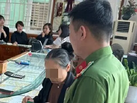Cụ bà mang 19 chỉ vàng đi bán để chuyển tiền cho kẻ lừa đảo